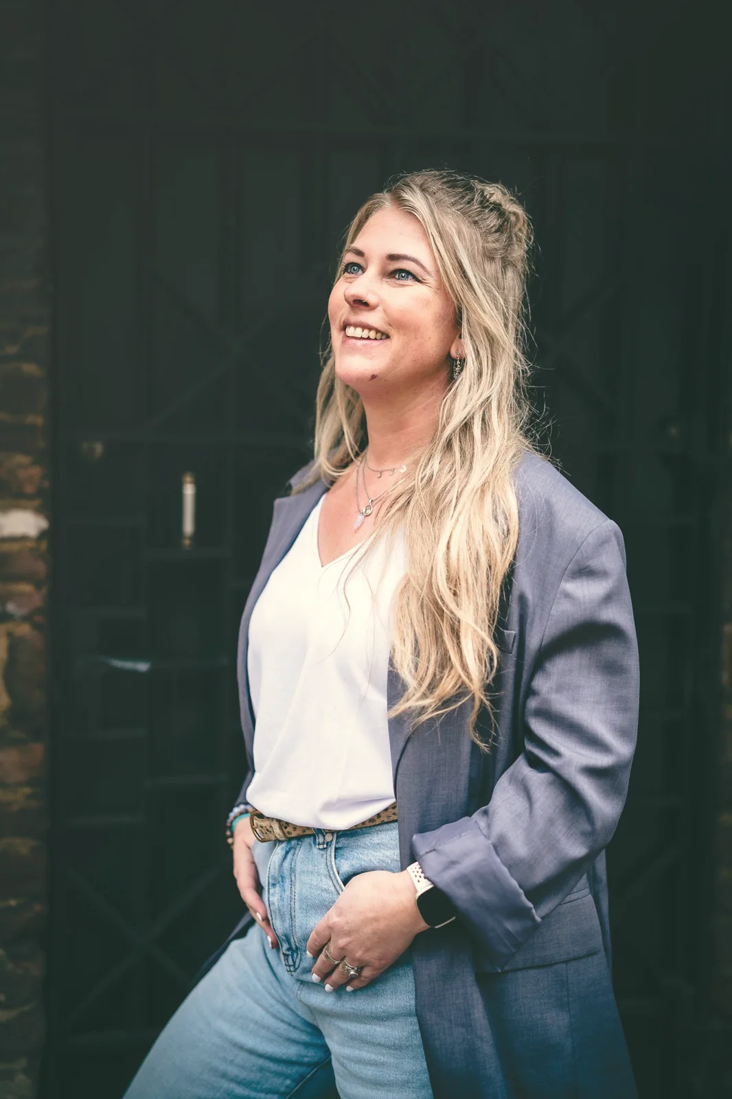 Maaike Wesselink, lachend omhoog kijkend